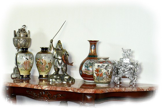 предметы японского искусства: бронзаовая и серебряная курильницы, фарфоровые вазы