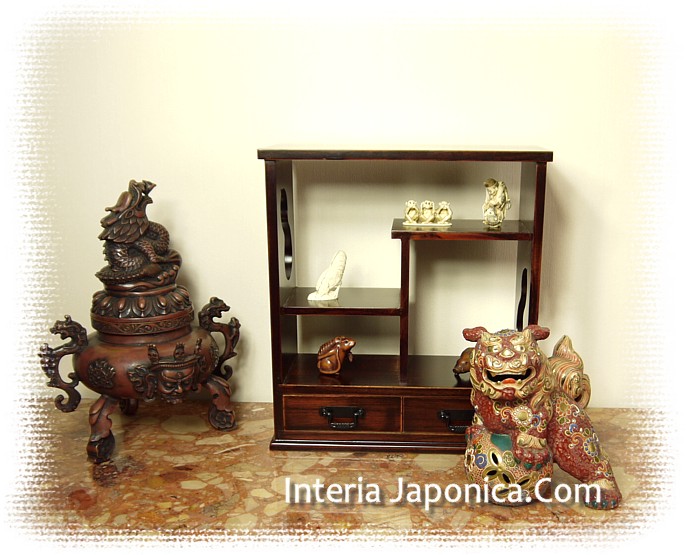 нэцки, коллекция японских нэцкэ, японский шкафчик-полочка