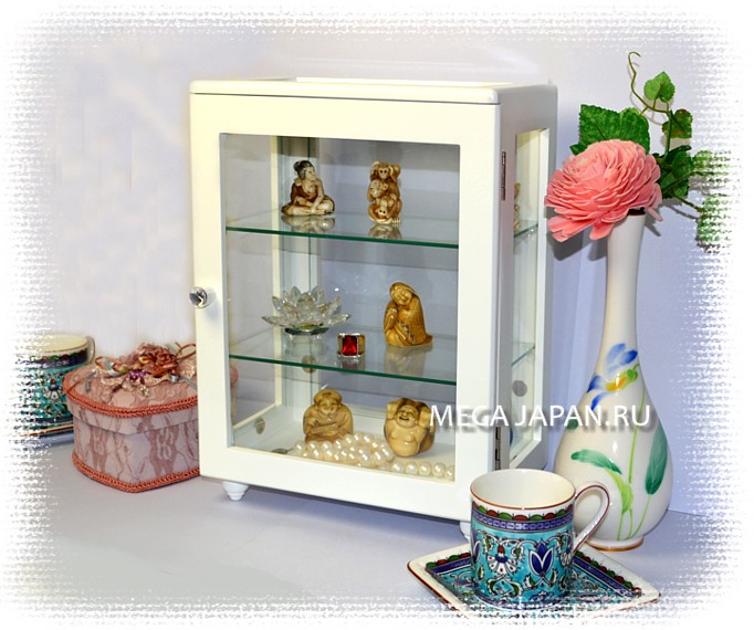 Шкафчик кабинет со стеклянными полочками для коллекции нэцкэ