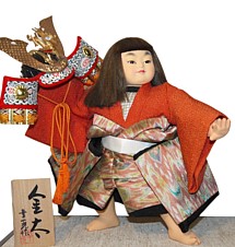 японская интерьерная старинная кукла Кинтаро с самурайским шлемом в руке