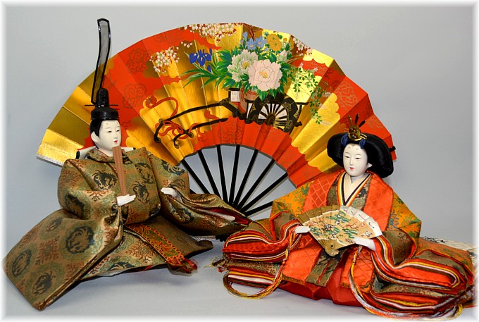 японский веер и куклы в виде императорской четы