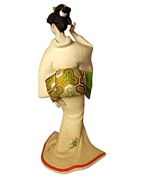 японская статуэтка Девушка в светлом кимоно с осенним узором 