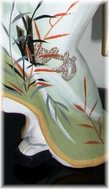 деталь рисунка кимоно статуэтки Японка с зонтиком