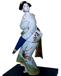 японка с зонтиком,  статуэтка из керамики, Япония