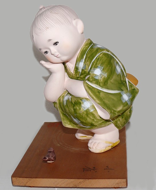 японская статуэтка Мальчик с птичкой, 1930-е гг.