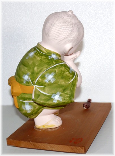 японская статуэтка из керамики Мальчик с птичкой, 1930-е гг.