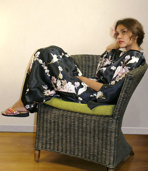 японское шелковое кимоно и обувь дзори