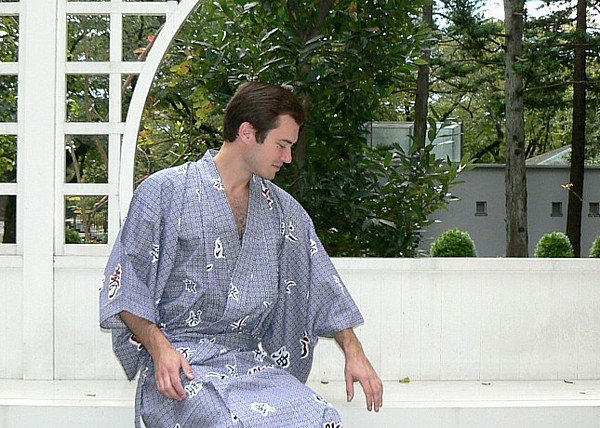 Японские кимоно и юката. Мужские японские кимоно и халаты-кимоно из шелка и  хлопка. Мужская одежда для дома из Японии. Кимоно из Японии - оригинальный  подарок для для мужчины.