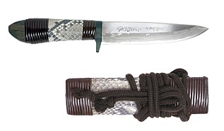 нож с рукоятью обернутый змеиной кожей
