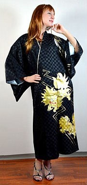 японское женское кимоно с авторским рисунком
